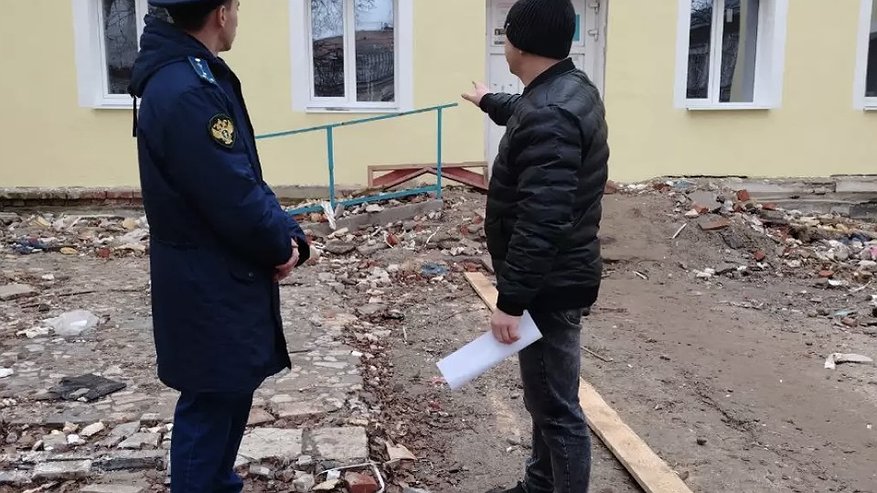 Главная картинка новости: Прокуроры выявили нарушения во время проведения капремонта пензенской поликлиники в центре города