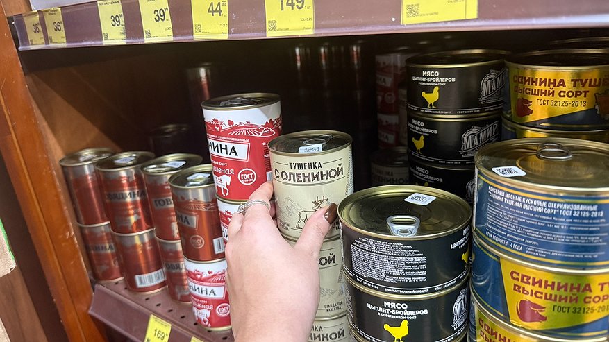 Главная картинка новости: Хрящики и кости, мяса нет: Росконтроль выявил марки тушенки, которые оказались в черном списке