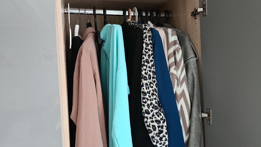 Главная картинка новости: Кладу 1 таблетку в шкаф, и вещи благоухают свежестью — как один раз и навсегда избавиться от затхлого запаха одежды