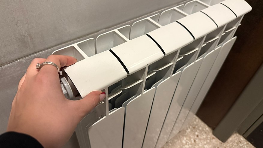 Главная картинка новости: Как я сэкономила на отоплении после одной подсказки сантехника - теперь делаю так каждую зиму